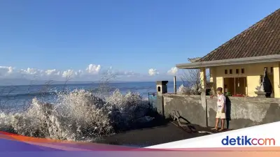 Ombak Besar Terjang Rumah Warga di Pesisir Pantai Bali, Warga Ketakutan