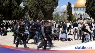 Pemukim Israel Kembali Serbu Masjid Al-Aqsa, Kibarkan Bendera di Halaman