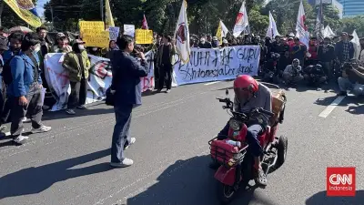 Penyandang Disabilitas Ikut Demo di Surabaya, Sindir Lapangan Kerja Sulit