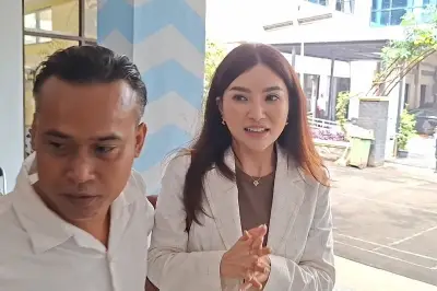 Pertemuan Ruben Onsu dan Anak di Bandara atas Inisiatif Sarwendah