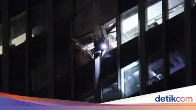 Pesawat Kecil Tabrak Menara CITIC Beijing, Puing Berjatuhan