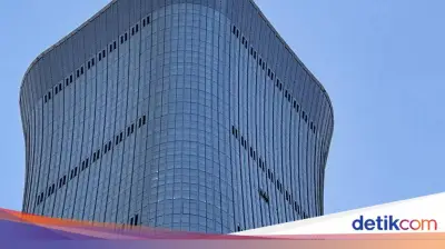 Pesawat Tabrak Gedung Tertinggi Beijing, Pilot Tewas dan 13 Luka
