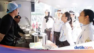 Polda Metro Jaya Masak 250 Porsi Nasi Goreng Bareng Chef Jepang di CFD Sambut HUT Bhayangkara