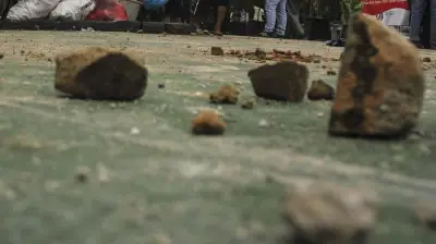 Polisi di Lampung Dilempari Batu Saat Tangkap DPO Begal di Pernikahan