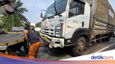 Polisi Periksa Kelayakan Truk Kecelakaan Maut Seruduk Motor di Bekasi