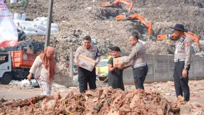 Polri Bagikan Bansos di TPA Burangkeng Sambut Hari Bhayangkara ke-80