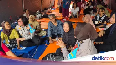 Polwan Jaga Jakarta Beri Bantuan dan Trauma Healing untuk Korban Kebakaran Kemayoran