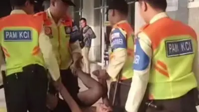 Pria Diduga ODGJ Diamankan Dinsos Jakarta Barat di Stasiun Duri
