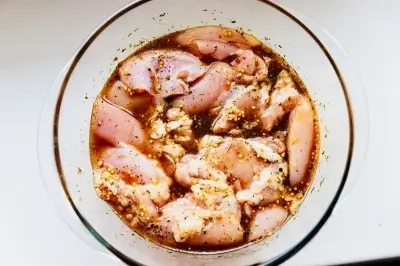 Rahasia Marinasi Ayam Agar Bumbu Meresap Sampai ke Tulang