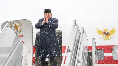 Seskab Teddy Ungkap Alasan Prabowo Sering ke Luar Negeri: Hadapi Krisis Global