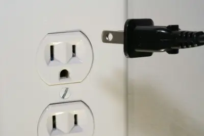 Tips Aman Tinggalkan Rumah Saat Liburan: Cabut Kabel Elektronik