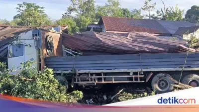 Truk Rem Blong Tabrak 4 Mobil di Sumut, 2 Anak Tewas