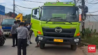 Truk Tabrak Motor di Bekasi: Terobos Lampu Merah, Rem Blong Diduga Penyebab