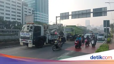 Truk Tabrak Separator Busway di Depan Gedung DPR, Bodi Depan Ringsek