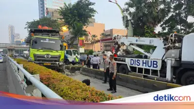 Truk Tabrak Separator Busway di MT Haryono, Lalin Macet