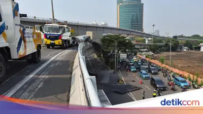 Truk Terbalik di Layang Tomang Dievakuasi, Gerbang Tol Dibuka Lagi