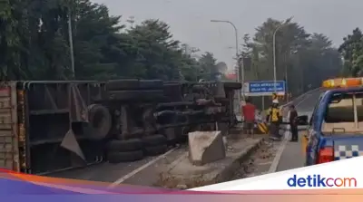 Truk Terguling di Tol Jagorawi, Lalin dari JORR Dialihkan