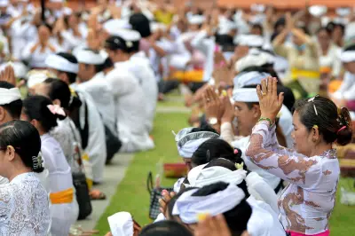Umat Hindu Rayakan Hari Raya Kuningan 2026 dengan Ibadah Khusyuk