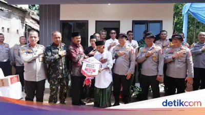 Wakapolri Serahkan Rumah Baru ke Kakek Usin di Hari Bhayangkara ke-80
