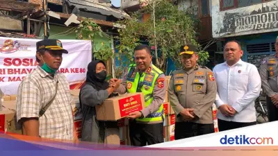 Warga Kemayoran Bersyukur Terima Bantuan Sembako dari Polri