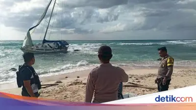 Yacht Berbendera Australia Terdampar Tanpa Awak di Pantai Rote NTT