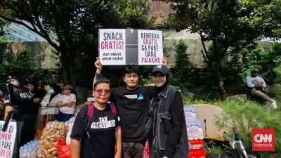 Zaskia Adya Mecca Turun ke Lokasi Demo Bawa Ambulans dan Makanan
