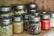 12 Bumbu Kering Esensial yang Wajib Ada di Dapur Rumah