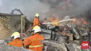 12 Jam Kebakaran Pabrik Sandal di Cipondoh Tangerang Belum Padam
