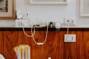 5 Cara Efektif Merapikan Kabel Berantakan di Rumah