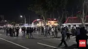 Aksi Masyarakat Sipil di Surabaya Digelar hingga Malam, Polisi Bubarkan Massa