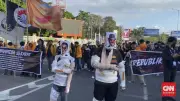 Aksi Teatrikal Warnai Demo Mahasiswa Tolak Kebijakan Prabowo di Makassar