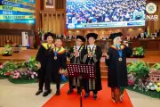 Anang, Ashanty, dan Azriel Hermansyah Wisuda Bersama di Unair