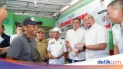 Andre Rosiade Serahkan Bantuan Rp1 Juta ke Perantau Minang Korban Kebakaran Pasar Jiung