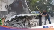 Asal-usul Garasi di Atas Trotoar Bandung yang Kini Dibongkar