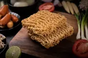 Bahaya Kesehatan Mengintai di Balik Nikmatnya Mi Instan Pakai Nasi