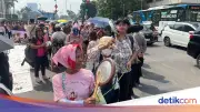 Bawa Panci, Aliansi Perempuan Demo di Kebon Sirih Tuntut Harga BBM Turun