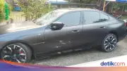 BMW Listrik Tabrak Motor di Jakbar, Mobil Dirusak Massa