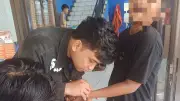 Bocah di Depok Minta Tolong Damkar Lepas Borgol dari Sampah