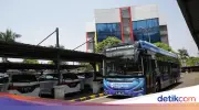 Bus TransJ Tabrak Separator Busway di Jl MT Haryono Dievakuasi, Lalin Normal