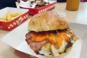 California Burger Surabaya Sajikan Smash Burger Homemade Khas AS