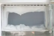 Cara Mudah Membersihkan Bunga Es di Freezer Kulkas Tanpa Ribet