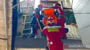 Damkar Evakuasi Jenazah 120 Kg dari Lantai Dua Rumah Akses Sempit