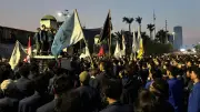 Demo Depan DPR: Massa Bertahan hingga Malam, Audiensi Masih Berlangsung