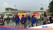 Demo Mahasiswa Depan DPR: Karangan Bunga Sindir Pemerintah
