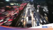 Demo Mahasiswa di Depan UKI Cawang, Lalin Macet dan Bakar Ban