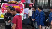 Demo Mahasiswa di DPR Bawa Karangan Bunga Satire
