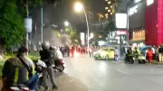 Demo Tolak Kenaikan BBM di Cikini, Massa Bakar Ban Ganggu Lalin