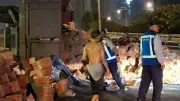 Detik-detik Truk Tepung Terguling di Tol, Gagal Nanjak karena Muatan Berlebih