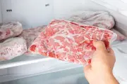 Dua Cara Aman dan Cepat Mencairkan Daging Kurban Beku