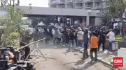 Eksekusi Hotel Sultan Ricuh, Massa Lempar Batu dan Botol ke Aparat